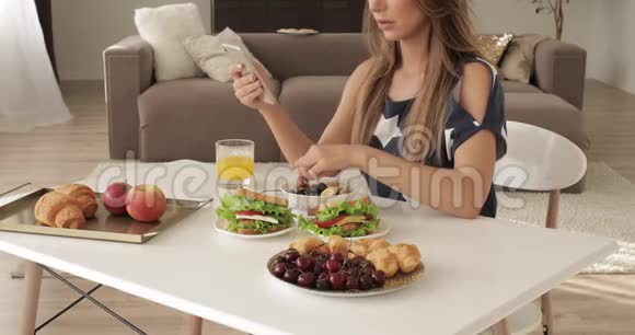 女人吃水果和甜点喝果汁视频的预览图
