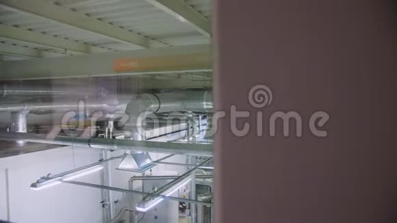太阳能板厂车间操作机床视频的预览图