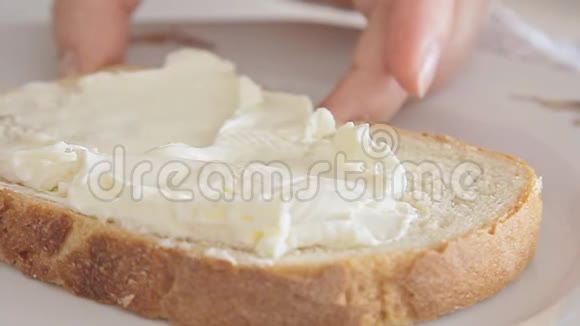 女人的手铺奶油奶酪视频的预览图