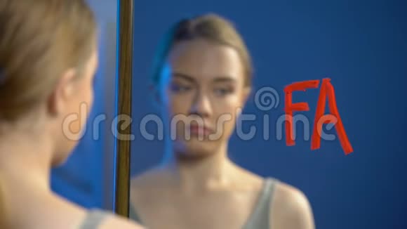 年轻白种人女性写字脂肪镜玻璃青少年厌食症视频的预览图