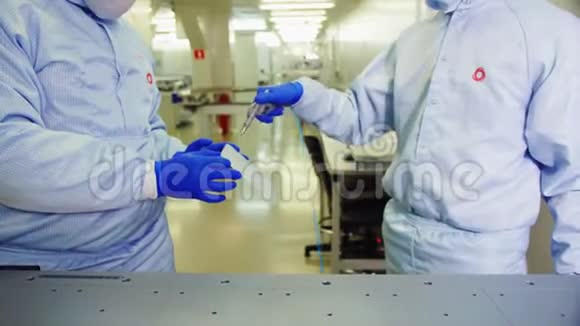 员工在工厂的电池底座上放置太阳能电池板视频的预览图