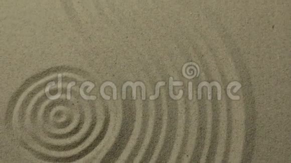 全景沙子上的圆圈和曲线沙子的质地视频的预览图