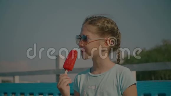 快乐可爱的女孩在夏天吃水果冰淇淋视频的预览图