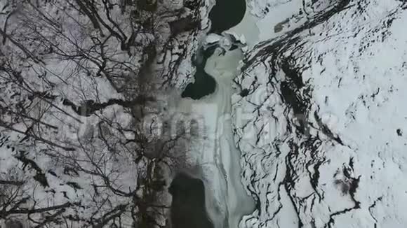 雪山峡谷与河流的俯视图视频的预览图