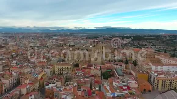 鸟瞰塔拉戈纳大教堂和古镇西班牙塔拉戈纳视频的预览图