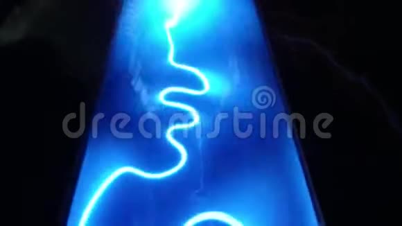 蓝色闪电在烧瓶中移动等离子射线视频的预览图