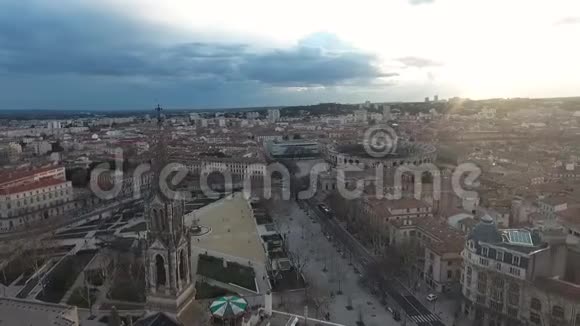 法国尼姆斯的历史中心广场竞技场和天主教会塔楼的空中景观视频的预览图