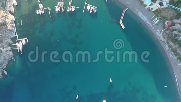 带游艇泊位的豪华海湾无人驾驶飞机的俯视图视频的预览图