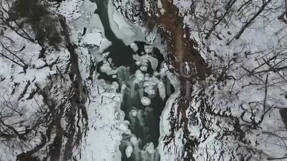 岩石峡谷底部的一条河流的急流冬季无人机视频视频的预览图