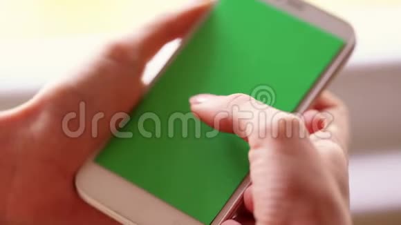 智能手机绿色屏幕复制空间和手指视频的预览图