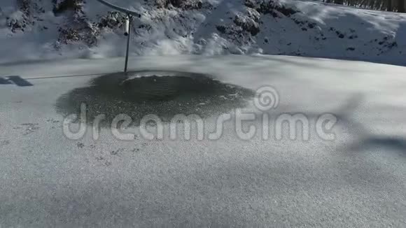 冬季山林清洁水源视频的预览图