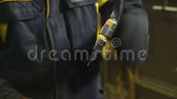 工人清理工厂车间自动焊机视频的预览图
