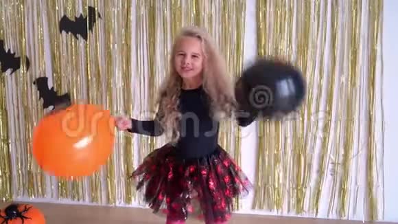 在万圣节派对上一个长卷发玩气球的白人女孩视频的预览图