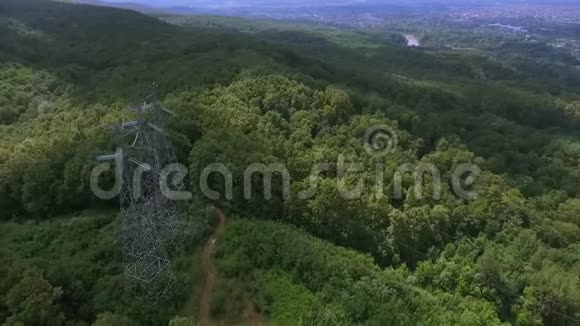 空中观景高压金属柱森林中的高压塔视频的预览图