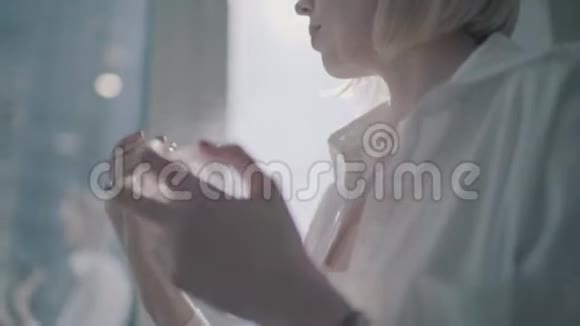 女孩用香水近距离视频的预览图