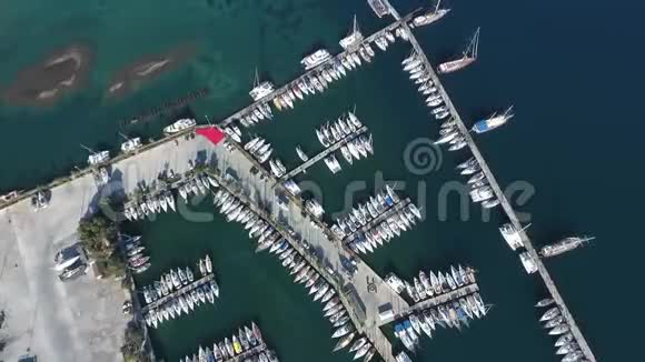 无人机的录像飞越滨海在地中海航行游艇视频的预览图