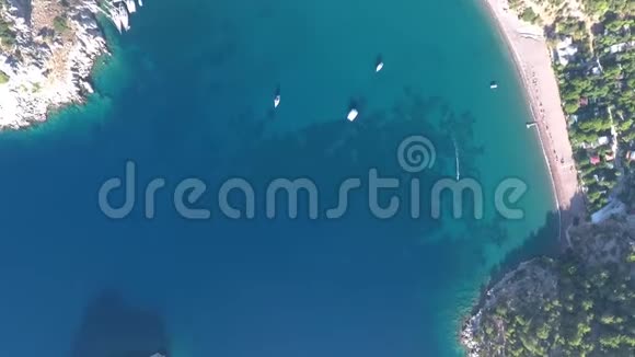 绿松石湾的空中景观停泊着游艇视频的预览图