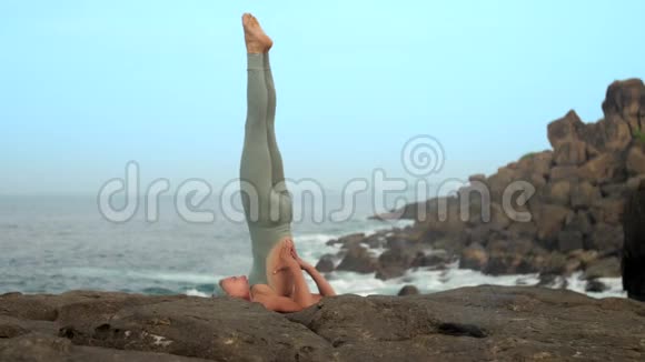 瑜伽练习者展示海岸慢动作的沙文加萨纳视频的预览图