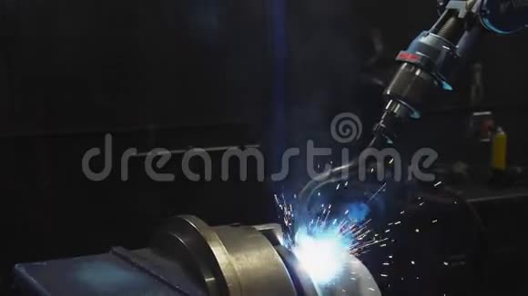 焊机连接暗车间的金属部件视频的预览图