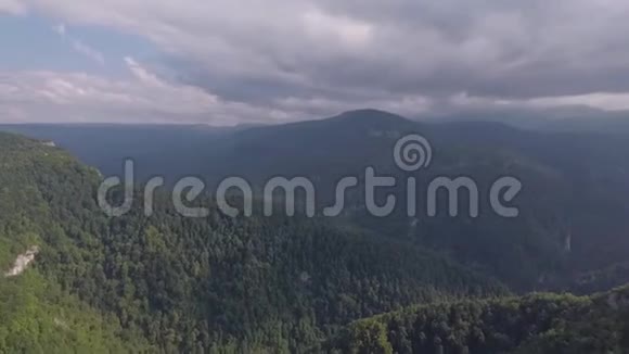 山峡和河流的鸟瞰图视频的预览图