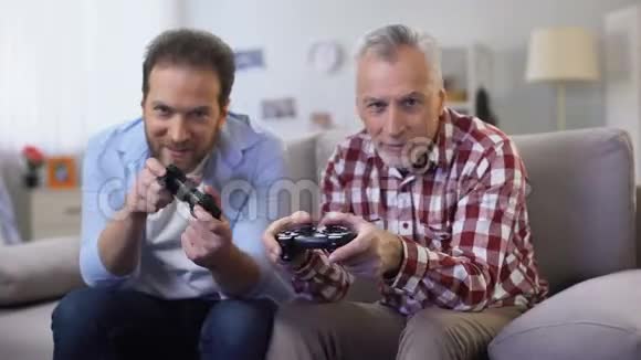 两名成年男子赢得电子游戏击掌庆祝胜利休闲视频的预览图