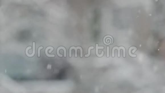 灰色模糊背景下的雪视频的预览图