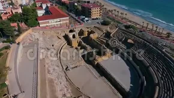 西班牙塔拉戈纳修复罗马圆形剧场的鸟瞰图视频的预览图