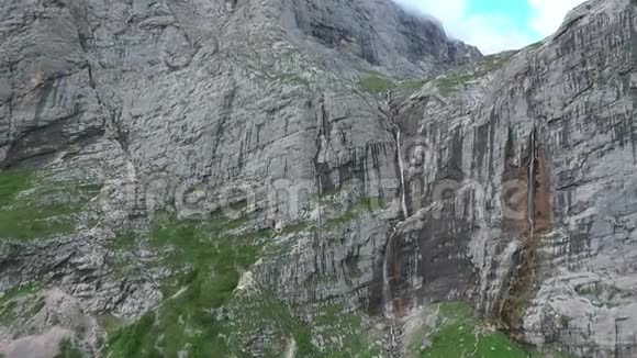 无人机的录像令人惊叹的高山瀑布空中山景视频的预览图