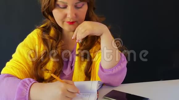 桌子旁咖啡馆里的女孩在日记里写字视频的预览图