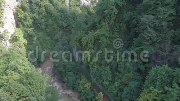 俄罗斯关岛峡谷的鸟瞰图视频的预览图