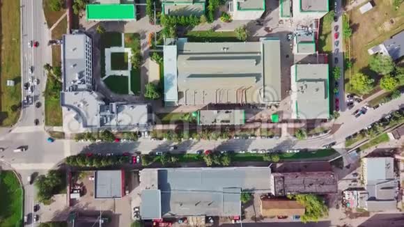 生产综合体车间屋顶上方的空中运动视频的预览图