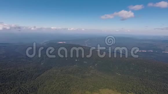 从空中俯瞰山林和高原视频的预览图