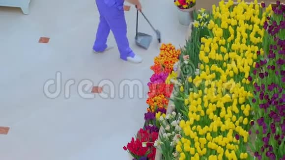 一个清洁工在购物中心扫地清洁服务视频的预览图