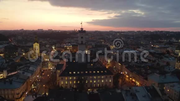 晚上在屋顶上空飞行古老的欧洲城市乌克兰利沃视频的预览图