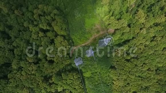 空中观景高压金属柱森林中的高压塔顶部视图视频的预览图