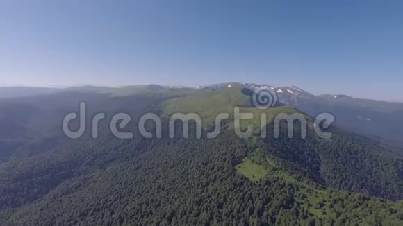 鸟瞰高加索山脉的野生森林无人机的录像视频的预览图