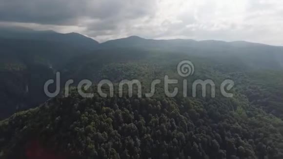 俄罗斯度假村Guamka及其周围地区的鸟瞰图视频的预览图