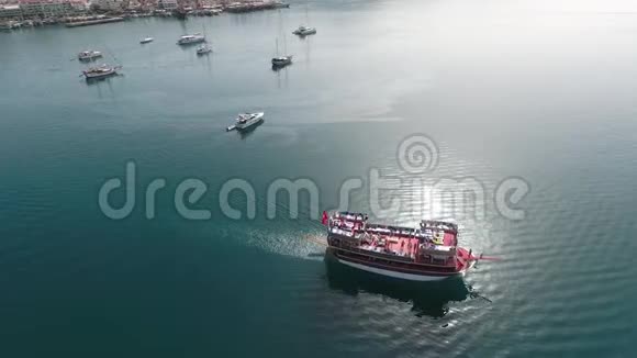 土耳其马尔马里斯湾锚地的旅游船视频的预览图