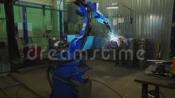 在生产车间焊接大型金属管道视频的预览图