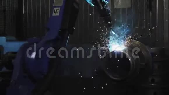 自动化机器焊接工厂车间的金属管道视频的预览图