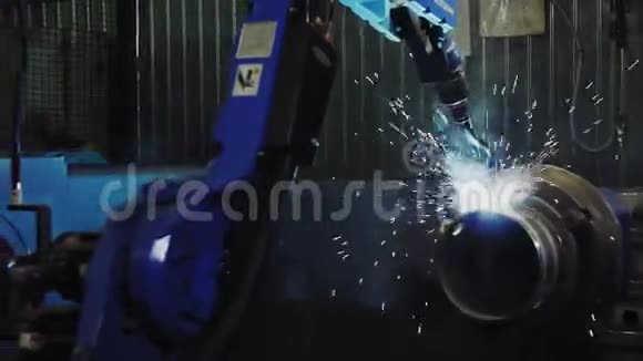机器焊接生产线上的金属零件视频的预览图