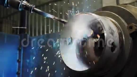 大金属零件与车间自动机焊接视频的预览图