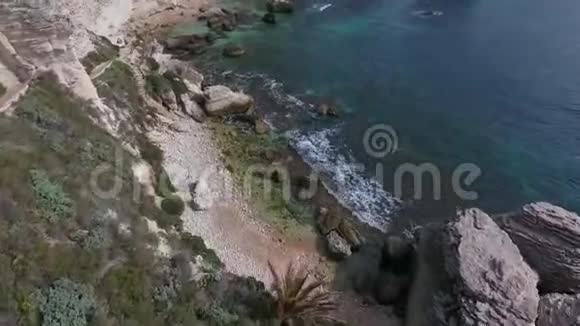 科西嘉岛海岸附近海面上的岩石片的鸟瞰图视频的预览图