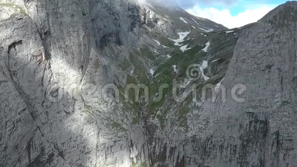 无人机的录像令人惊叹的高山瀑布空中山景视频的预览图