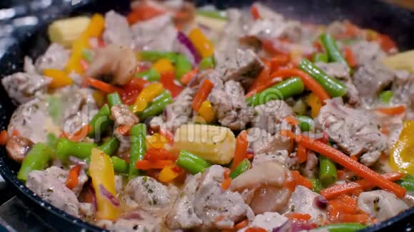 厨师用鸡肉和酱油搅拌绿豆用鸡肉炖蔬菜在家做中国菜视频的预览图