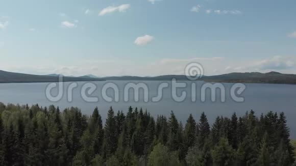 空中录像乌拉尔山湖Zyuratkul的俯视图山上晴朗的一天视频的预览图