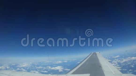 时间推移飞机飞越云层从舷窗到客机机翼的视野旅行和视频的预览图