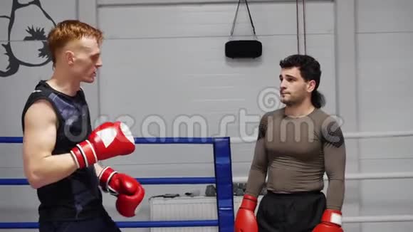 拳击手讨论打趣会话体育戒指视频的预览图