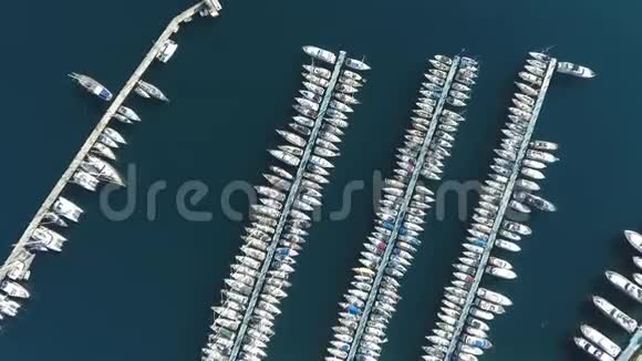 无人机的录像飞越滨海在地中海航行游艇视频的预览图