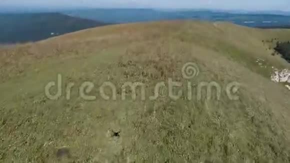 在山区的山上飞过一条土路视频的预览图